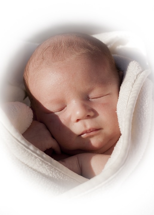 婴儿脸大小不一样应该怎么睡为什么婴儿大小脸